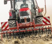 Case_IH_Maxxum_125_with_seeder.jpg